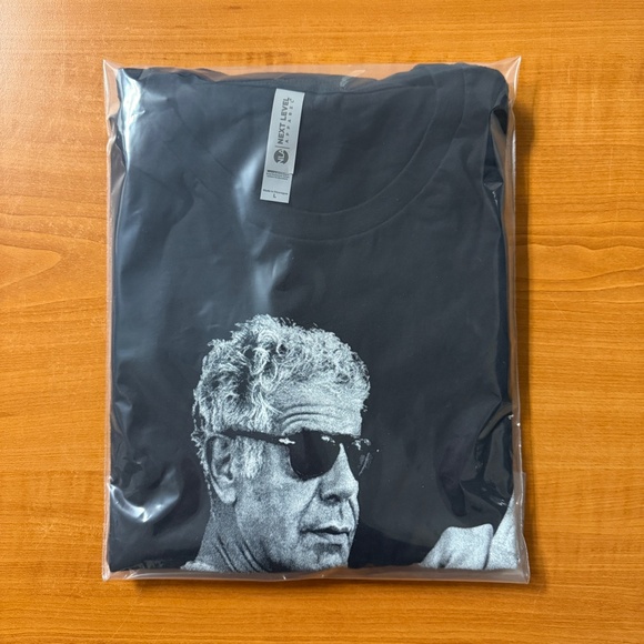 Anthony Bourdain Middle Finger T-Shirt - Picture 4 of 4
